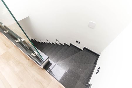 Casa à venda com 168m², 3 quartos e 1 vaga Casa à venda com 168m², 3 quartos e 1 vagaEscada
