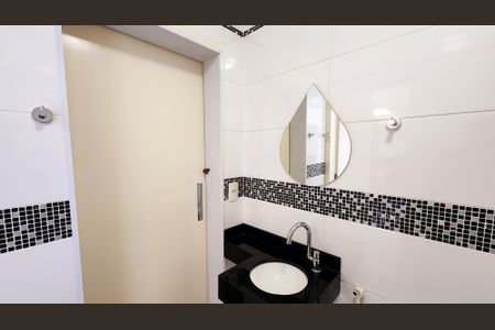 Casa de condomínio à venda com 184m², 4 quartos e 2 vagas Casa de condomínio à venda com 184m², 4 quartos e 2 vagasBanheiro