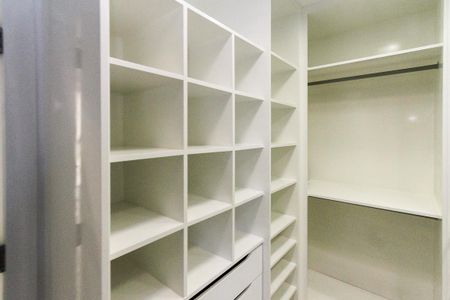 Apartamento à venda com 380m², 4 quartos e 6 vagasCloset