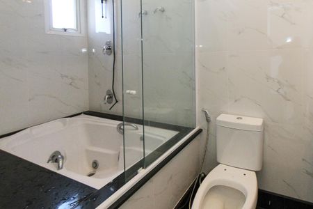 Apartamento à venda com 380m², 4 quartos e 6 vagasBanheiro da Suite 03