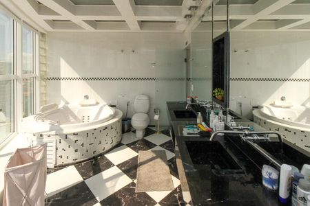 Apartamento à venda com 380m², 4 quartos e 6 vagasBanheiro da Suite 04