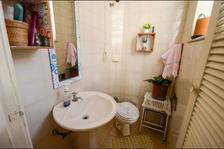 Apartamento à venda com 75m², 2 quartos e 1 vaga Apartamento à venda com 75m², 2 quartos e 1 vagaBanheiro de Serviço