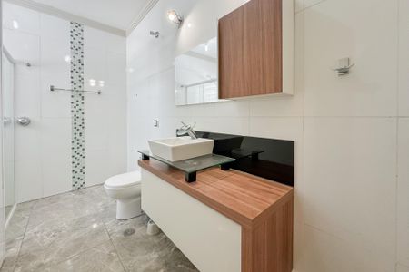 Casa à venda com 360m², 3 quartos e 4 vagas Casa à venda com 360m², 3 quartos e 4 vagasBanheiro da Suíte