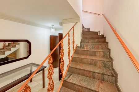 Casa à venda com 360m², 3 quartos e 4 vagas Casa à venda com 360m², 3 quartos e 4 vagasEscada