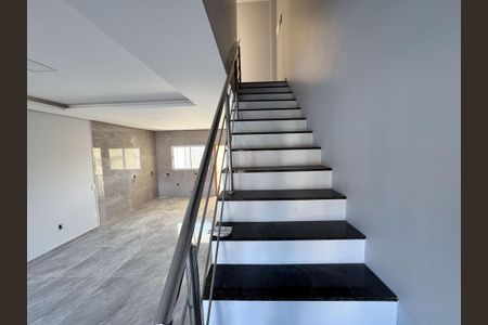 Casa à venda com 152m², 3 quartos e 2 vagas Casa à venda com 152m², 3 quartos e 2 vagasSala - Escada