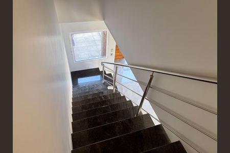 Casa à venda com 152m², 3 quartos e 2 vagas Casa à venda com 152m², 3 quartos e 2 vagasSala - Escada