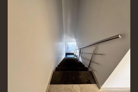 Casa à venda com 152m², 3 quartos e 2 vagas Casa à venda com 152m², 3 quartos e 2 vagasSala - Escada