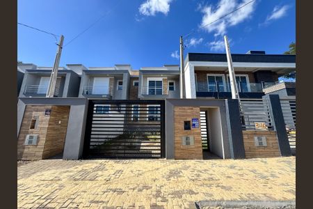 Casa à venda com 129m², 3 quartos e 2 vagas Casa à venda com 129m², 3 quartos e 2 vagasFachada