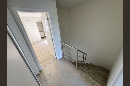 Casa à venda com 129m², 3 quartos e 2 vagas Casa à venda com 129m², 3 quartos e 2 vagasEscada