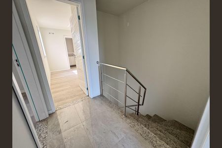 Casa à venda com 129m², 3 quartos e 2 vagas Casa à venda com 129m², 3 quartos e 2 vagasEscada
