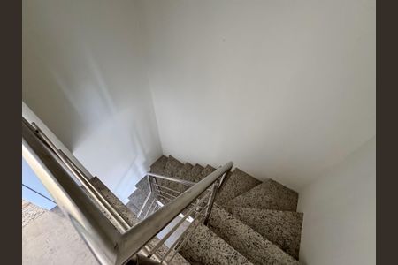 Casa à venda com 129m², 3 quartos e 2 vagas Casa à venda com 129m², 3 quartos e 2 vagasEscada