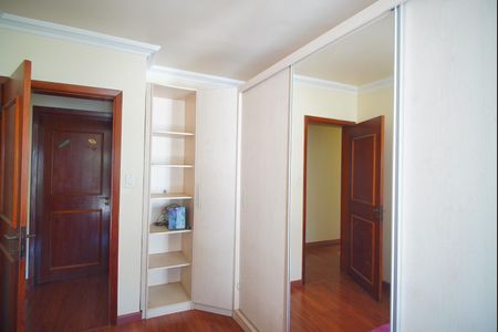 Casa à venda com 313m², 4 quartos e 4 vagasQuarto 2