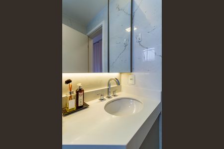 Apartamento à venda com 74m², 2 quartos e 2 vagas Apartamento à venda com 74m², 2 quartos e 2 vagasBanheiro da Suíte