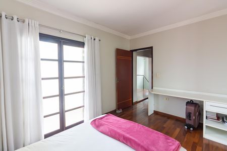 Casa à venda com 248m², 3 quartos e 4 vagas Casa à venda com 248m², 3 quartos e 4 vagasQuarto 2