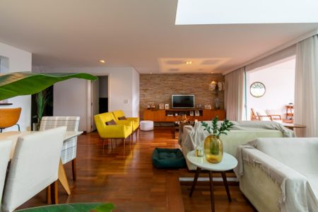 Casa à venda com 400m², 3 quartos e 2 vagas Casa à venda com 400m², 3 quartos e 2 vagasSala