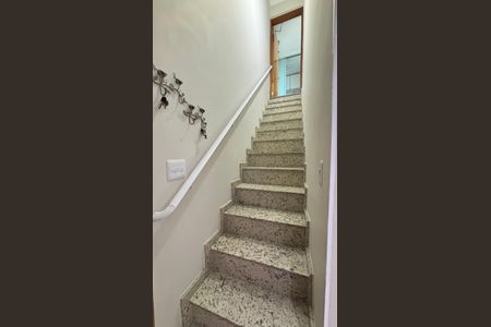 Apartamento à venda com 160m², 3 quartos e 2 vagas Apartamento à venda com 160m², 3 quartos e 2 vagasEscada