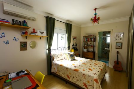 Casa à venda com 447m², 4 quartos e 2 vagas Casa à venda com 447m², 4 quartos e 2 vagasSuíte 4