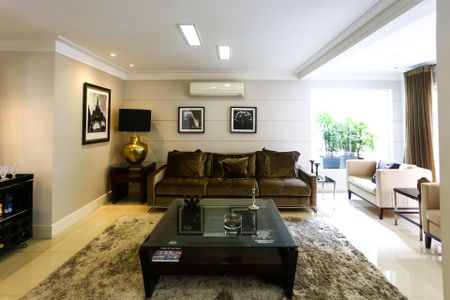 Casa à venda com 447m², 4 quartos e 2 vagas Casa à venda com 447m², 4 quartos e 2 vagasSala