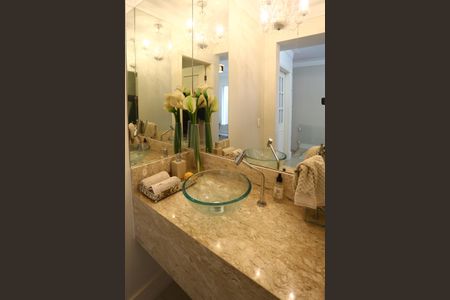 Casa à venda com 447m², 4 quartos e 2 vagas Casa à venda com 447m², 4 quartos e 2 vagasLavabo