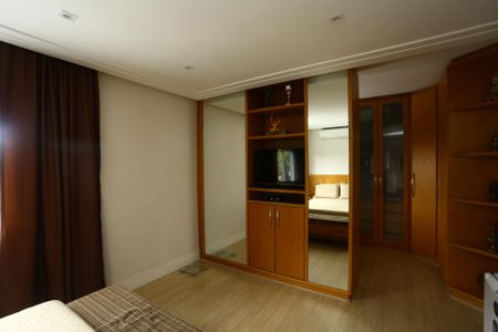 Casa à venda com 447m², 4 quartos e 2 vagas Casa à venda com 447m², 4 quartos e 2 vagasSuíte 1