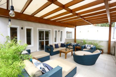 Casa à venda com 447m², 4 quartos e 2 vagas Casa à venda com 447m², 4 quartos e 2 vagasvaranda 2