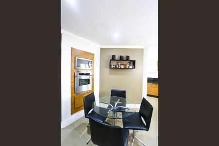 Casa à venda com 447m², 4 quartos e 2 vagas Casa à venda com 447m², 4 quartos e 2 vagasCozinha