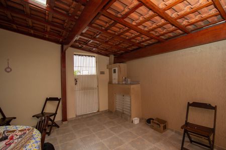 Casa à venda com 244m², 2 quartos e sem vaga Casa à venda com 244m², 2 quartos e sem vagaQuintal