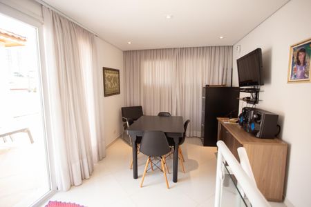Casa à venda com 210m², 4 quartos e 2 vagas Casa à venda com 210m², 4 quartos e 2 vagasEscritório