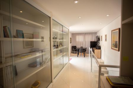 Casa à venda com 210m², 4 quartos e 2 vagas Casa à venda com 210m², 4 quartos e 2 vagasEscritório