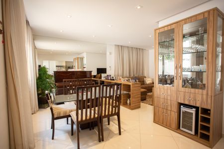 Casa à venda com 210m², 4 quartos e 2 vagas Casa à venda com 210m², 4 quartos e 2 vagasSala
