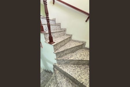 Casa à venda com 152m², 3 quartos e 3 vagas Casa à venda com 152m², 3 quartos e 3 vagasEscada