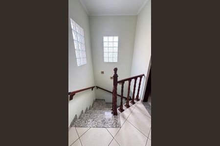 Casa à venda com 152m², 3 quartos e 3 vagas Casa à venda com 152m², 3 quartos e 3 vagasEscada