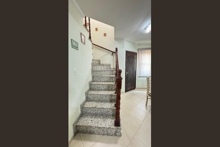 Casa à venda com 152m², 3 quartos e 3 vagas Casa à venda com 152m², 3 quartos e 3 vagasEscada