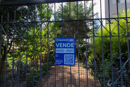 Casa à venda com 100m², 2 quartos e 2 vagas Casa à venda com 100m², 2 quartos e 2 vagasFachada e Placa