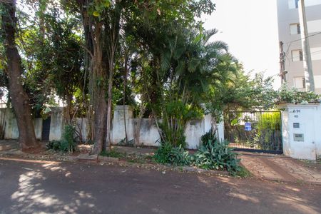 Casa à venda com 100m², 2 quartos e 2 vagas Casa à venda com 100m², 2 quartos e 2 vagasFachada