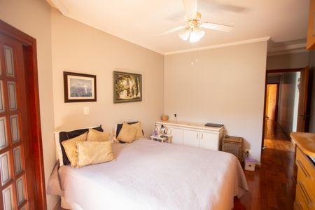 Casa à venda com 201m², 3 quartos e 6 vagas Casa à venda com 201m², 3 quartos e 6 vagasQuarto