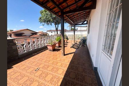 Casa à venda com 360m², 5 quartos e 4 vagasQuintal