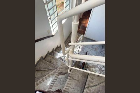 Casa à venda com 360m², 5 quartos e 4 vagasEscada