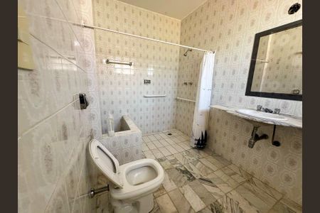 Casa à venda com 360m², 5 quartos e 4 vagasBanheiro da Suíte 1