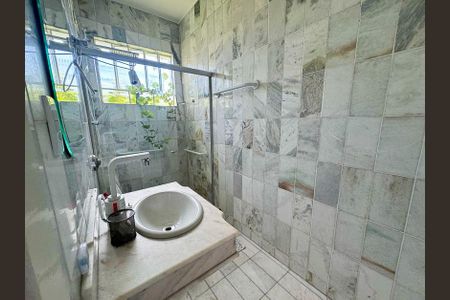 Casa à venda com 360m², 5 quartos e 4 vagasBanheiro 1