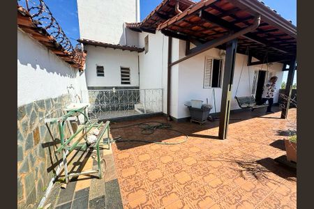 Casa à venda com 360m², 5 quartos e 4 vagasQuintal