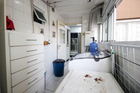 Apartamento à venda com 145m², 4 quartos e 2 vagas Apartamento à venda com 145m², 4 quartos e 2 vagasÁrea de serviço