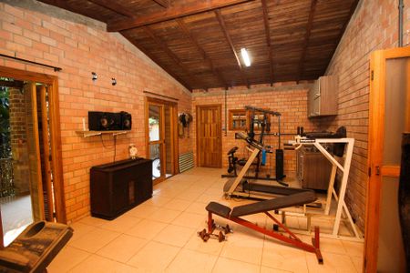 Casa à venda com 400m², 4 quartos e 5 vagas Casa à venda com 400m², 4 quartos e 5 vagasAcademia