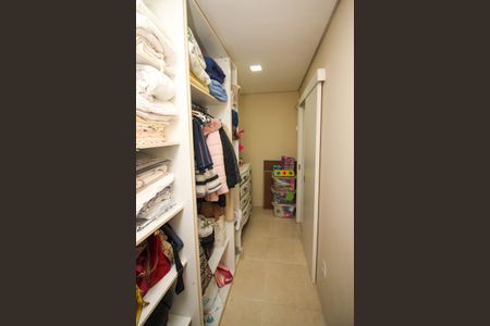 Casa à venda com 400m², 4 quartos e 5 vagas Casa à venda com 400m², 4 quartos e 5 vagasCloset da suíte 2