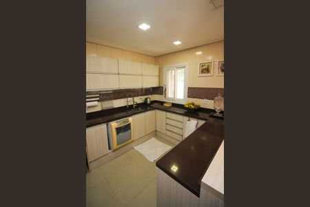 Casa à venda com 400m², 4 quartos e 5 vagas Casa à venda com 400m², 4 quartos e 5 vagasCozinha