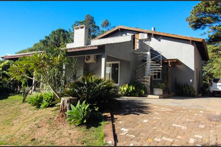 Casa à venda com 400m², 4 quartos e 5 vagas Casa à venda com 400m², 4 quartos e 5 vagasFachada