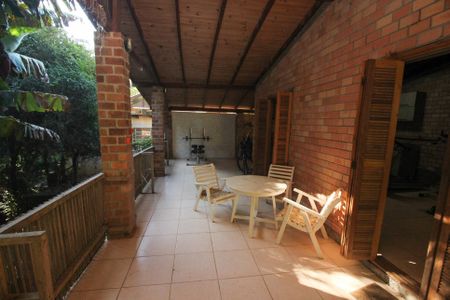 Casa à venda com 400m², 4 quartos e 5 vagas Casa à venda com 400m², 4 quartos e 5 vagasVaranda