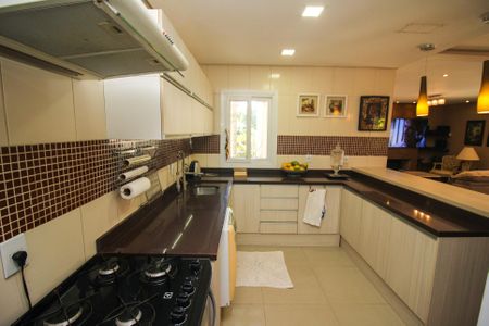 Casa à venda com 400m², 4 quartos e 5 vagas Casa à venda com 400m², 4 quartos e 5 vagasCozinha