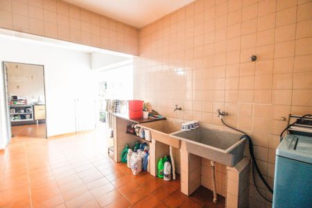 Casa à venda com 581m², 10 quartos e 5 vagas Casa à venda com 581m², 10 quartos e 5 vagasÁrea de serviço casa 1