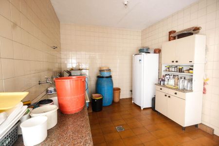 Casa à venda com 581m², 10 quartos e 5 vagas Casa à venda com 581m², 10 quartos e 5 vagasÁrea de serviço casa 2